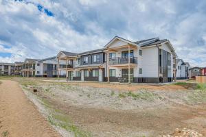 rząd domów na poboczu drogi gruntowej w obiekcie 2 Mi to Fraser Tubing Hill Condo with Fireplace! w mieście Fraser