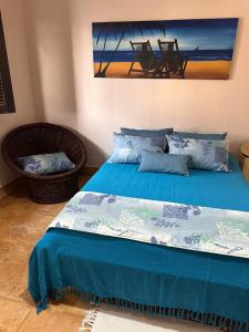 een slaapkamer met een bed met een blauw dekbed bij SWEET HOME Águas Belas in Águas Belas