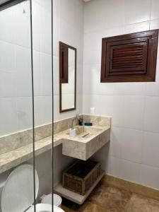 een badkamer met een wastafel en een glazen douche bij SWEET HOME Águas Belas in Águas Belas +15 foto's