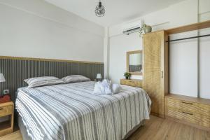 Un dormitorio con una cama grande con una manta a rayas. en New Balturk Nature Villas, en Sapanca 32 fotos más