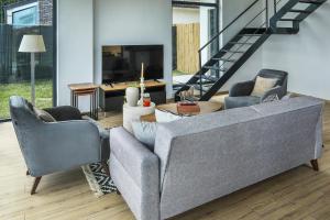 una sala de estar con un sofá y dos sillas en New Balturk Nature Villas, en Sapanca