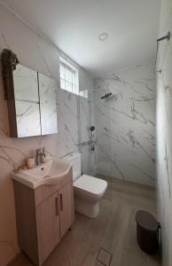 Ένα μπάνιο στο Stauroula & Thomas homes +7 φωτογραφίες