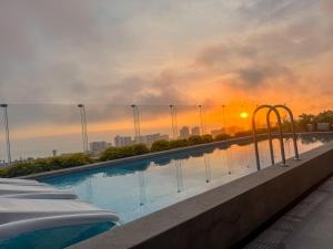 Bazén v ubytování Hermoso Depa Monoambiente en Magdalena cerca a san isidro nebo v jeho okolí