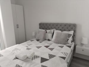 Postel nebo postele na pokoji v ubytování Apartman Simijonovic + 10 fotografií
