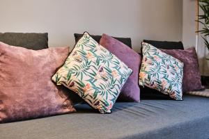 eine Gruppe Kissen auf einer Couch in der Unterkunft Princess Blue 2 ~ Portrush by the Sea in Portrush