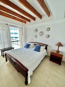 Un dormitorio con una cama grande con almohadas azules. en Apartamento en el Centro de San Andrés Islas con vista al mar- Edificio Bay Point 703, en San Andrés 10 fotos más