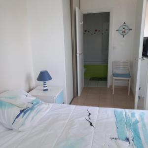 Postel nebo postele na pokoji v ubytování Royan accès direct à la plage + 28 fotografií