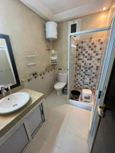 un bagno con wc, lavandino e doccia di Résidence balnéaire Les perles de Tamaris a Tamaris