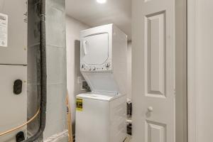 Koupelna v ubytování Cheverly Vacation Rental Less Than 9 Mi Washington, DC! + 20 fotografií