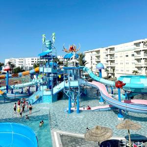 Piscina de la sau aproape de Beach, pool and slides Sousse Monastir 41