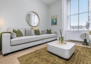 ein Wohnzimmer mit Sofa und Tisch in der Unterkunft Arlington Apartments - City Centre Luxury Apartments in Glasgow
