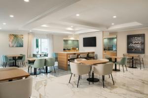 Гостиная зона в Fairfield Inn & Suites Jacksonville Butler Boulevard