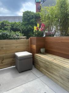 a garden with a bench and a trash can at EifelQuartier L2 in Schleiden