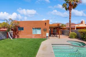 een huis met een tuin met een zwembad bij La Quinta Vacation Pool Home in La Quinta