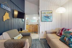 un salon avec deux canapés et une cuisine dans l'établissement Holiday House - Cottage 4, à Wells