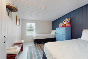 une chambre avec deux lits et un mur bleu dans l'établissement Holiday House - Cottage 4, à Wells 11 autres photos