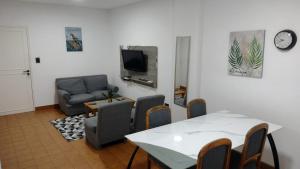 Телевизор и/или развлекательный центр в Departamento Centrico cerca de costanera