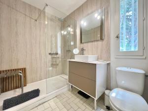 Et badeværelse på Villa Baux'Nheur, Vue Alpilles, Calme, CLIM, 9 personnes + 80 billeder