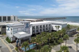 una vista aérea de un hotel y la playa en Best Western Oceanfront, en Jacksonville Beach