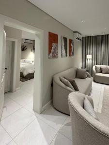 a living room with a couch and a bed at شقة فندقية حديثة غرفة نوم وصالة ومطبخ in Al Madinah