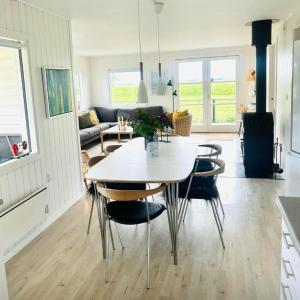 O zonă de relaxare la FF1007 Skønt sommerhus i Hejlsminde med udsigt over vandet og spa