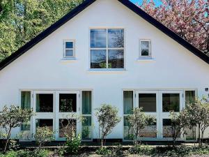 オーベンローにある4 person holiday home in Aabenraa-By Traumの窓と木のある白い家