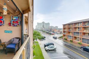 un balcone con auto su una strada della città di Steps to Beach Condo with Pool in Ocean City! a Ocean City