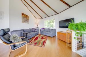 Spacious Deck with Ocean View Puget Sound Gem!電視和／或娛樂中心