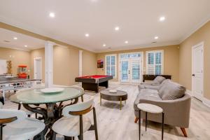 Khu vực ghế ngồi tại Game Room and Patio Luxe Retreat Near Lake Norman!