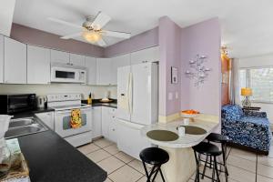 Η κουζίνα ή μικρή κουζίνα στο Cozy 2BR in Hollywood FL – Pet Friendly +27 φωτογραφίες