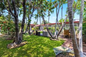 Taman di luar Spacious 1BR in Hollywood FL – Pet-Friendly Parking