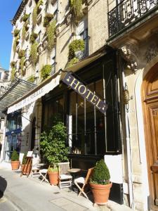 una señal de hotel en la parte delantera de un edificio en Hôtel de l'Abeille, en Orléans