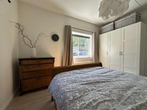オスロにあるCozy apartment with amazing view and locationのベッドルーム1室(ベッド1台、窓、ドレッサー付)