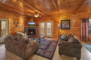 een woonkamer met twee banken en een open haard bij Majestic Views Holiday home in Gatlinburg