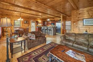 een woonkamer met twee banken en een keuken bij Majestic Views Holiday home in Gatlinburg