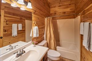 een badkamer met een wastafel, een bad en een toilet bij Majestic Views Holiday home in Gatlinburg +31 foto's