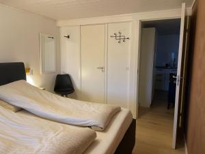 SyðrugøtaにあるCozy apartment in beautiful Syðrugøtaのベッドルーム1室(ベッド1台、椅子、クローゼット付)