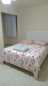 a bedroom with a bed with a pink and white blanket at Refúgio da Light in Carmo