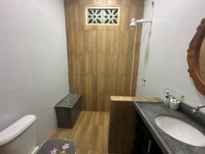un bagno con lavandino, WC e doccia di Casa do Bento - Lençóis Maranheses a Santo Amaro