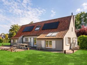 una casa con paneles solares en el techo en Amber, en Nieuport-Bains