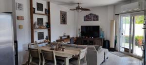 TV a/nebo společenská místnost v ubytování Las Palmas villa two bedrooms