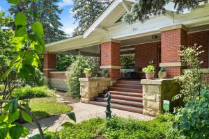 Casa de ladrillo con porche en Historic Treend Residence in the heart of Mission Calgary, en Calgary