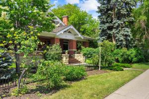 una casa con una valla delante en Historic Treend Residence in the heart of Mission Calgary, en Calgary