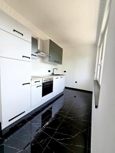 Una cocina o zona de cocina en Cozy Apartment in Zeltweg for MotoGP