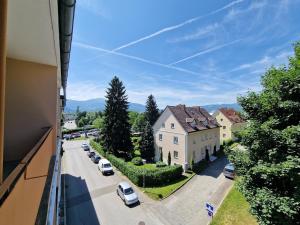 desde el balcón de una casa y una calle en Cozy Apartment in Zeltweg for MotoGP, en Zeltweg