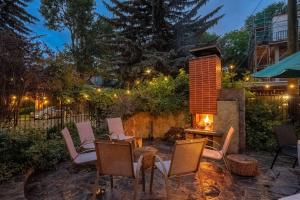 un patio con sillas y una chimenea por la noche en Historic Treend Residence in the heart of Mission Calgary, en Calgary