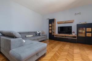 Televízia a/alebo spoločenská miestnosť v ubytovaní Apartments with parking spaces Duce, Omis - 2778