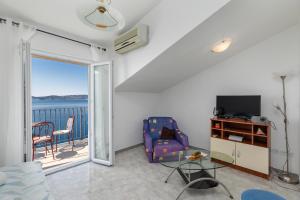 TV a/nebo společenská místnost v ubytování Apartments by the sea Pisak, Omis - 22946