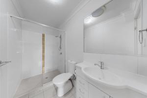 Modern Homely Townhouse with Pool Access & Free WIFI的一间浴室