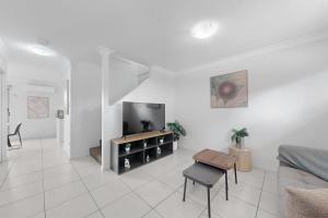北湖Modern Homely Townhouse with Pool Access & Free WIFI的白色的客厅配有电视和沙发